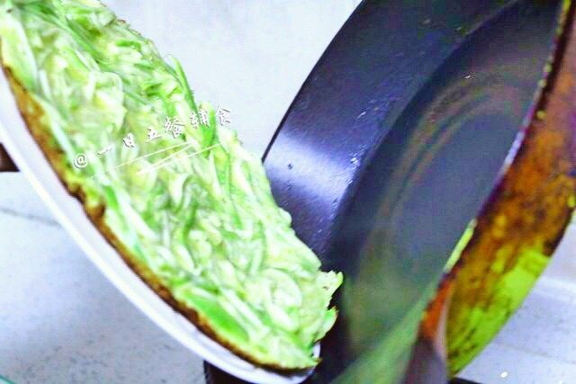 西葫芦饼,就是图片这个姿势,饼又扣回锅里了。绝对不会破哦。