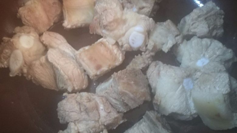海带排骨汤,5.焯好的排骨捞出,放到砂锅中。