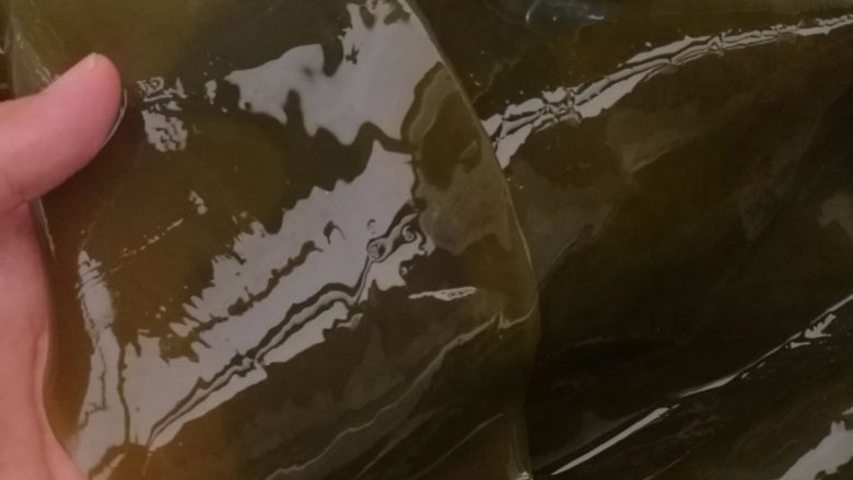 海带排骨汤,8.炖排骨的时候我们来处理海带,浸发的海带洗去表面粘液。