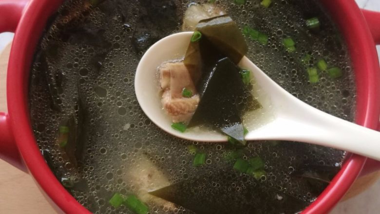 海带排骨汤,12.大火煮开转下火再煮20分钟,出锅时撒入葱花就好了。