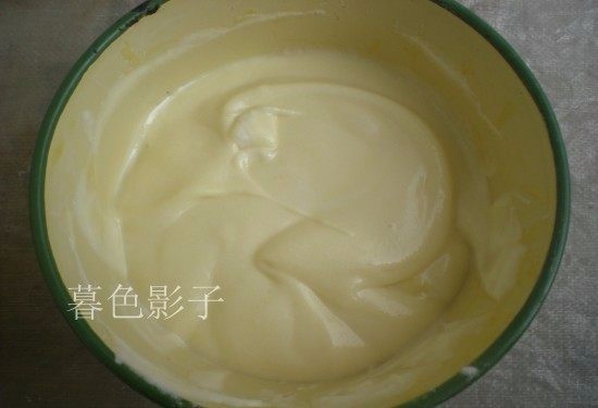 8寸海绵花色蛋糕,全部的蛋清和蛋黄混合好备用,不要打圈搅拌,拌到融合即可。此时预热烤箱180°,三分钟