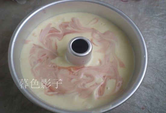 8寸海绵花色蛋糕,然后用一根竹签子直着插到模具里,从下到上挑起面糊,红色的糊糊就会出现了。进烤箱之前端起来震动出气泡