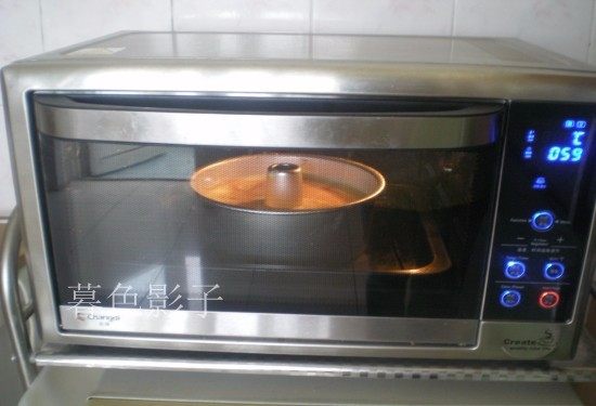 8寸海绵花色蛋糕,烤箱设置:上下火150°,时间55分钟。烤盘里放适量的热水。
