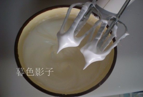 8寸海绵花色蛋糕,鸡蛋清放在无油无水的容器里,用电动打蛋器、先开高速打出大泡泡放三分之一或者二分之一的糖、打出小泡泡在放糖、慢慢的降低打蛋器的速度、感觉蛋清变