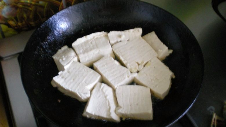 番茄酱酸甜豆腐,豆腐切厚厚的片 ,锅热,油热下豆腐