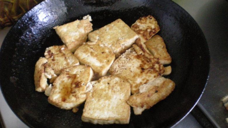 番茄酱酸甜豆腐,撒上盐加点<a style='color:red;display:inline-block;' href='/shicai/ 10588'>糖</a>,放二勺水