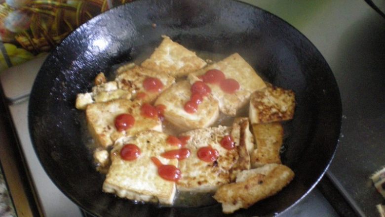 番茄酱酸甜豆腐,准备好的<a style='color:red;display:inline-block;' href='/shicai/ 699'>番茄酱</a>撒在豆腐块上翻一下,出锅即可