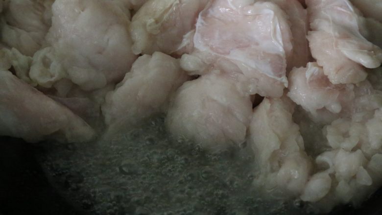 熬猪油,慢慢的水分敖干后,开始出油。