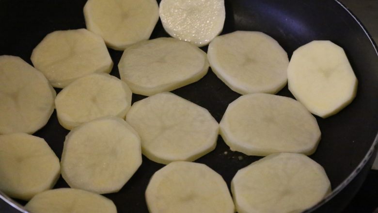 孜然土豆,将土豆放入平底锅,小火煎。
