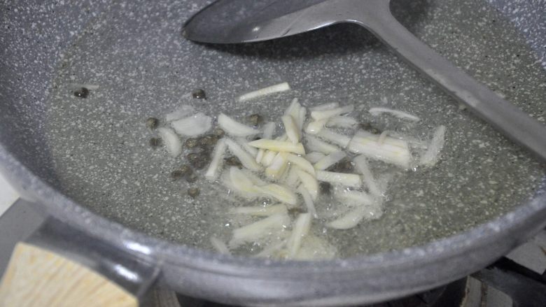 茭白炒肉,倒入蒜末,炒出香味。