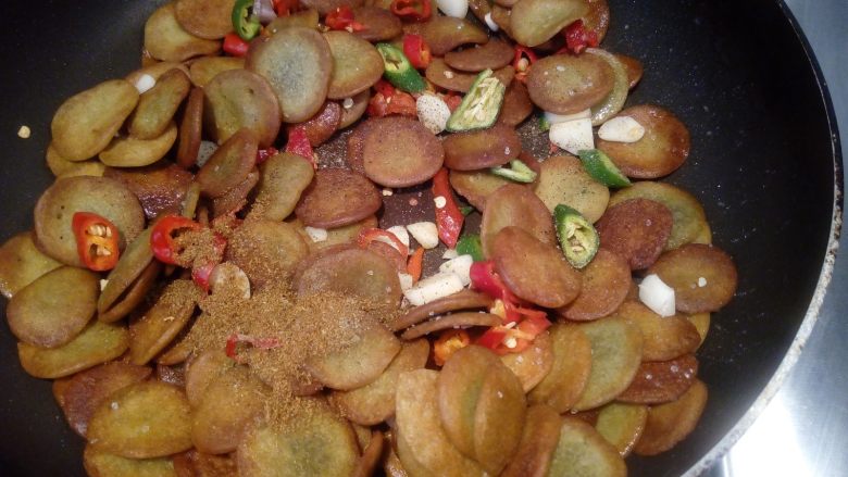 麻辣椒盐豆饼,加入黑椒粉、孜然粉、盐等,翻拌均匀,小火烘烤至脆,能发出清脆的声音,可出锅装盘了。