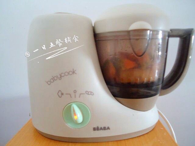 香糯南瓜泥米糊,蒸好的南瓜,放进辅食机或料理机打成泥,南瓜水分很足,不需要额外加水。料理机打出来的泥很细腻。
🌻小贴士:也可以用研磨碗碾碎或者勺子压烂