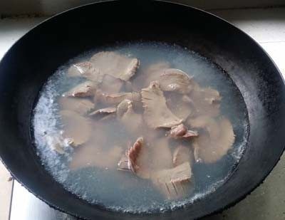 鲜椒炝腰片,腰片放沸水中焯水,捞出