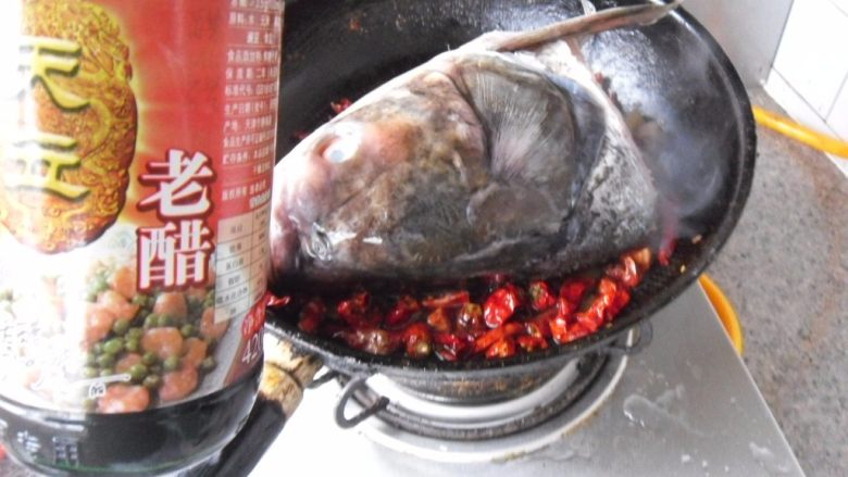 辣烧鱼头, 旺火,烹入老醋