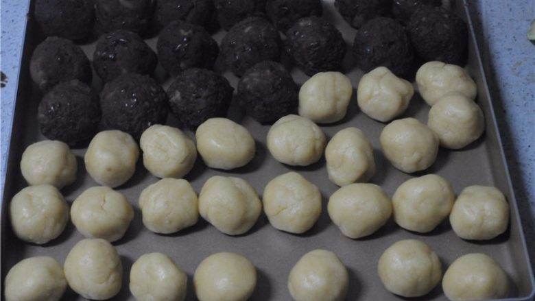红豆莲子月饼,静置面团的时候制作月饼馅,将红豆莲子馅分成30克一份,揉成圆形,静置好的面皮分成20克一份,揉成圆形
