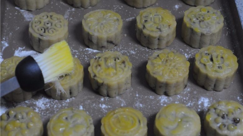 红豆莲子月饼,取出来刷上稀释蛋黄液,入烤箱,180度烤15分钟至表面微微变黄即可