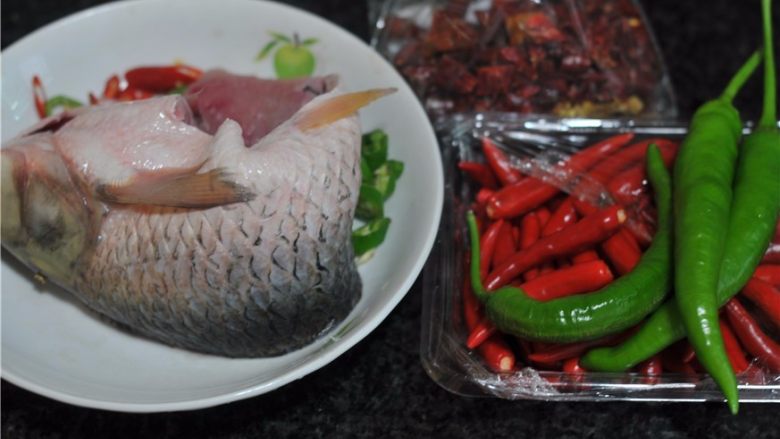 香辣鱼片,所有的食材准备好,鱼请卖主片成的鱼片