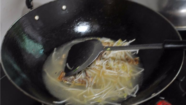 香辣鱼片,将豆芽菜捞起来,