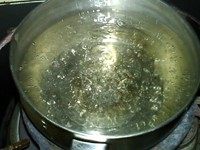 牛奶黑凉粉,将440克水倒入锅中,加热至沸