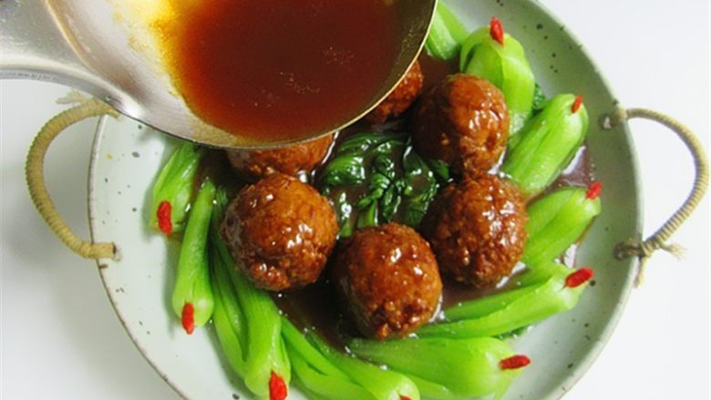 (私家秘制版)红烧鹌鹑蛋狮子头,锅中将剩下汤汁加入<a style='color:red;display:inline-block;' href='/shicai/ 721'>蚝油</a>、淀粉水勾芡后淋入盘中