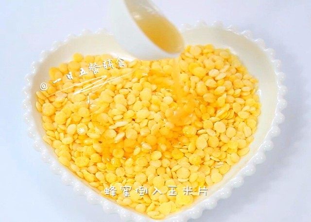 烤玉米片,核桃油、蜂蜜都倒入玉米片中。
🌻小贴士:不放蜂蜜,放白糖也可以,加糖要先烤5分钟,拿出来翻面再烤。