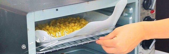 烤玉米片, 烤箱170度开始烤,烤10分钟。160度烤也可以,温度稍微延长2,3分钟。