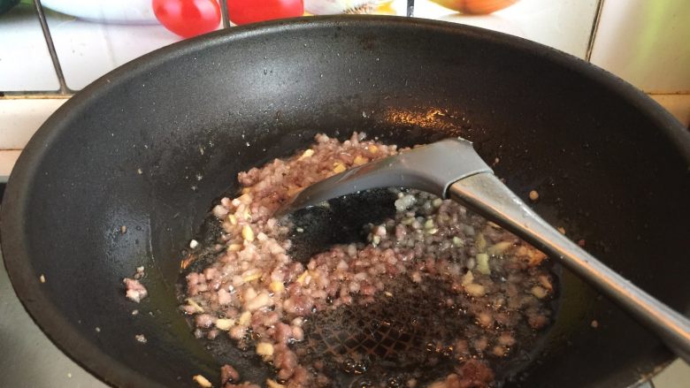 酸豆角炒肉末,多炒一会,把猪肉泥炒香
