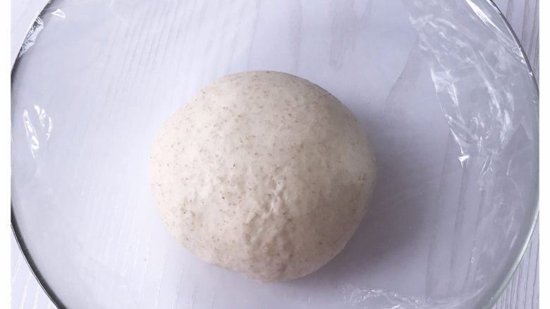 吉祥如意芝士料理餐包,揉好的面团取出,盖保鲜膜,室温发酵至2倍大