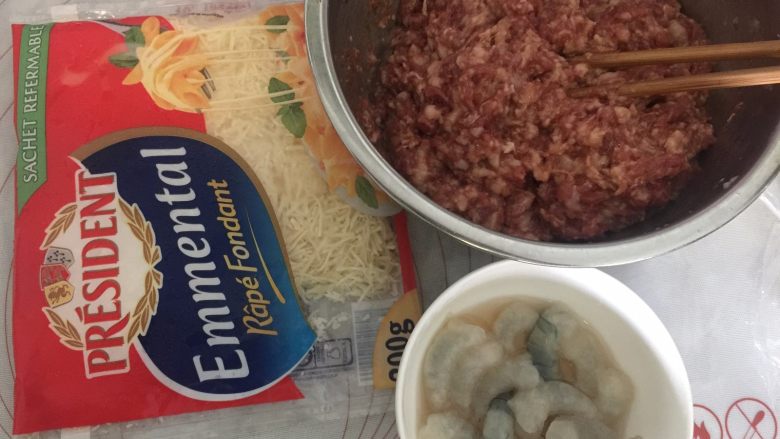 芝士大虾鲜肉月饼,这是准备好的馅料:调好味的猪肉馅、大虾仁(提前加点料酒和盐腌制一下)、马苏里拉芝士碎