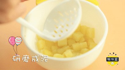 鸡肉土豆饼,用研磨碗碾碎。
ps：可以保留一些颗粒感，锻炼宝宝的咀嚼能力。