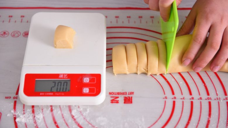 【烘焙配方】经典广式月饼,饼皮醒好分割为20克一个面团,搓成圆球形备用