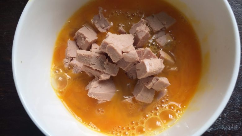 鹅肝酱蛋炒饭,把鹅肝酱丁放入蛋液里,加点盐和<a style='color:red;display:inline-block;' href='/shicai/ 718'>料酒</a>拌匀