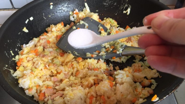 鹅肝酱蛋炒饭,加少许盐调味,再次翻炒均匀