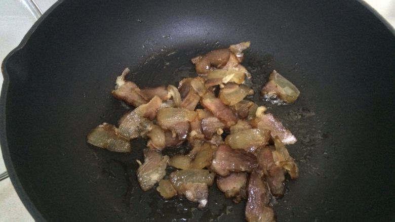 地道的湘菜:萝卜干炒腊肉,先将腊肉放入锅中煸出油