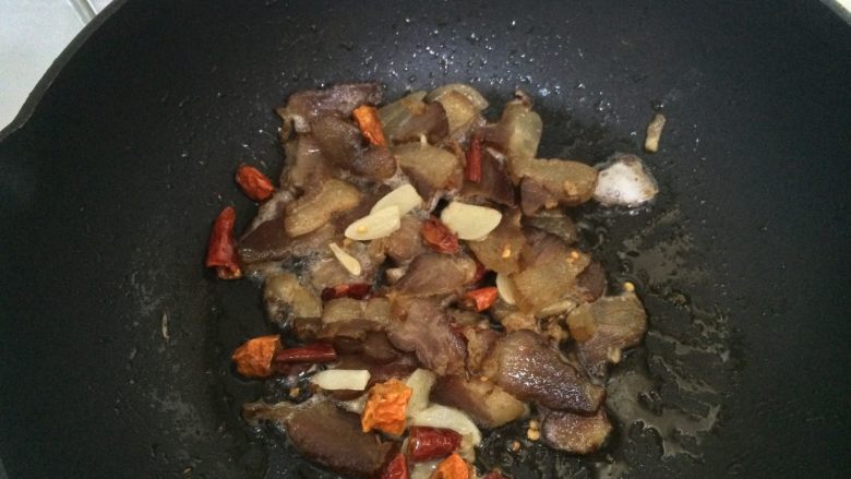 地道的湘菜:萝卜干炒腊肉,将<a style='color:red;display:inline-block;' href='/shicai/ 86474'>干辣椒</a>、蒜放入锅中煸炒出香味,再倒入腊肉,还可以继续出点油