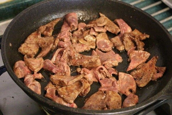 南煎肝,将猪肝倒入锅中,用筷子将猪肝平铺锅内,立即关火,利用余热让猪肝两面变熟,猪肝一变色后立即将猪肝盛出备用。煮过久猪肝就会变老,所以速度要快。