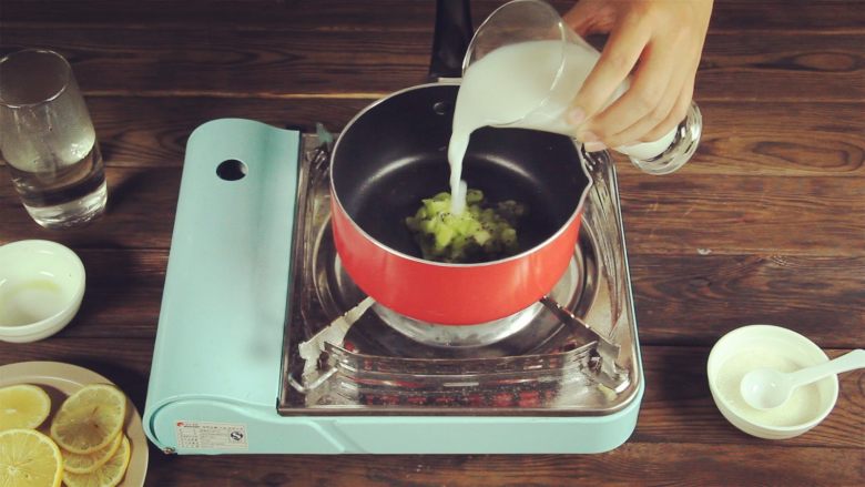 DIY红遍全球的高颜值水果冰棍,健康美味,倒入200ml的<a style='color:red;display:inline-block;' href='/shicai/ 10612'>椰奶</a>