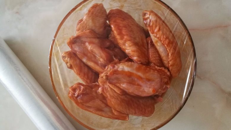 新奥尔良鸡中翅,6.盖上保鲜膜,放冰箱冷藏,至少三小时,最好过夜。