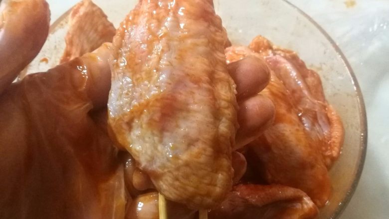 新奥尔良鸡中翅,9.可以用两根竹签把鸡翅串起来,没有竹签可不用。