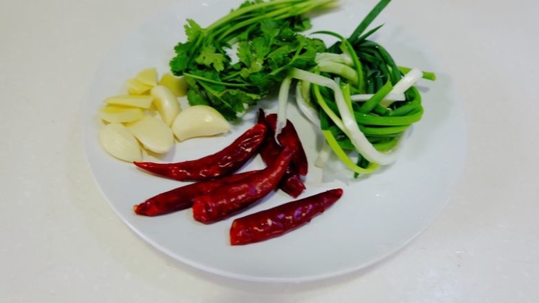 红烧糖醋鱼,准备佐料:蒜瓣,生姜片,<a style='color:red;display:inline-block;' href='/shicai/ 86474'>干辣椒</a>,小葱1棵,香菜两棵