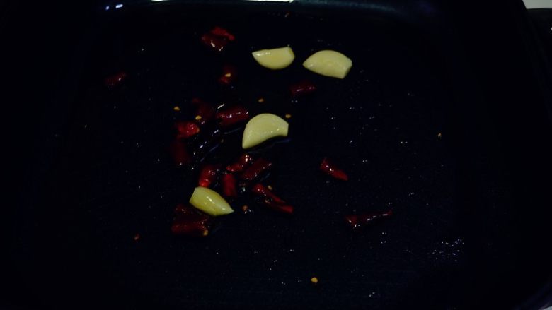 红烧糖醋鱼,中火,热锅冷油,入干辣椒,蒜瓣,炸出香味