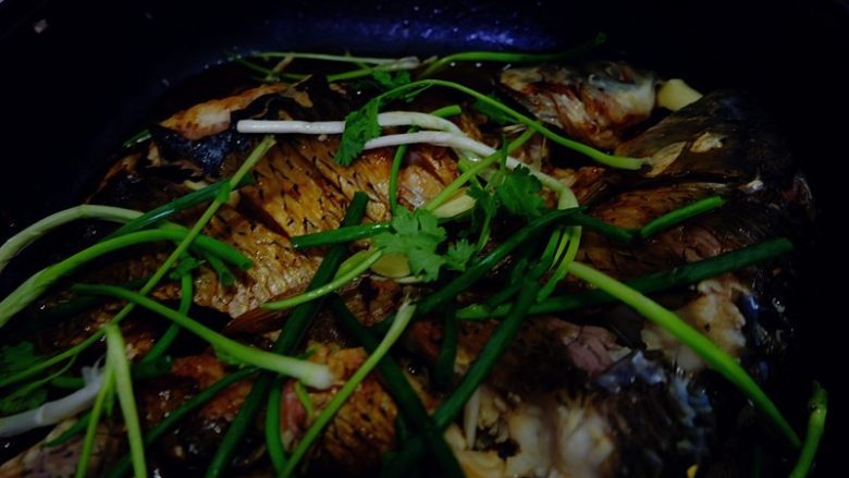 红烧糖醋鱼,加入两碗热水,烧开后加入姜片,小葱,香菜