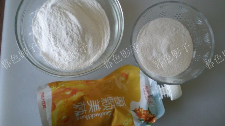 果汁冰皮月饼,
准备主食材:易小焙冰皮预拌粉,每颗美棘沙棘汁。
