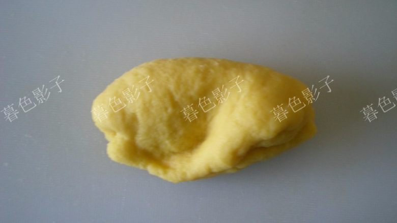 果汁冰皮月饼,
在面案上用手揉几次,然后要松弛20分钟面团
