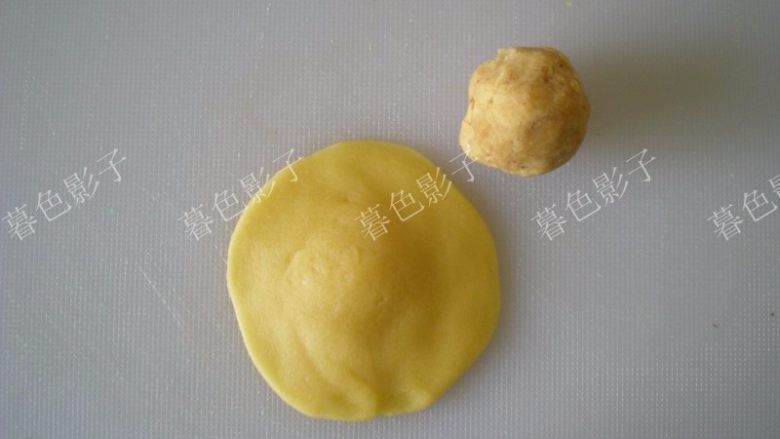 果汁冰皮月饼,面皮25克,豆沙25克。豆沙是事先自己做好的,馅料不可以太干和太软了,要掌握好用手捏成团不松撒。我用擀面棍压的面皮,四周比较薄。也可以用手按