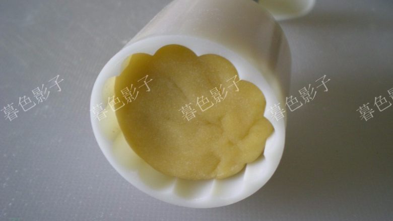 果汁冰皮月饼,
在面案上撒一点冰皮粉滚几下月饼的面胚,然后装进模具里边不会沾的。轻轻的按压一下模具的四边让花纹更明显。