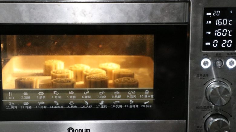 传统月饼,上下火160度底层,烤至20分钟。