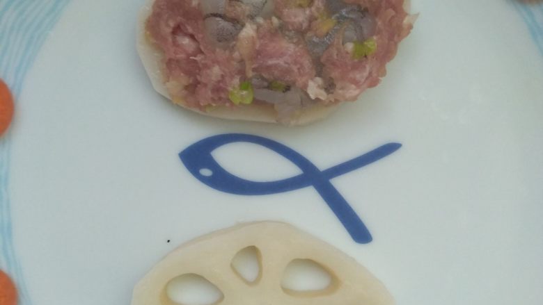 虾仁藕夹——鲜香清爽的晚餐,把虾仁和适量五花肉夹在两片藕之间,稍稍压紧。