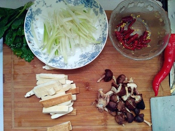 芹菜豆干——蛋白与纤维结合的减肥下饭菜,芹菜,茎叶分开,茎可拧成几段,我觉得这样更入味。
芹菜叶其实也很有营养价值,看个人喜好加入哈。