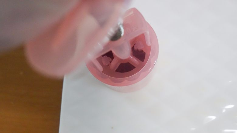 给孩子一个仪式感的中秋节 婴幼儿都能吃的, 用一点力气压在盘子上